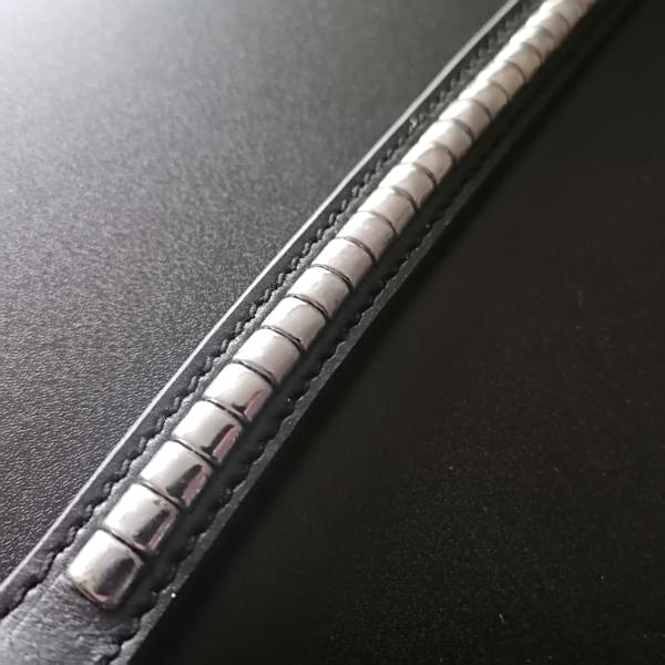 Lederhalsband m. Metall-Applikation, 50cm, schwarz
